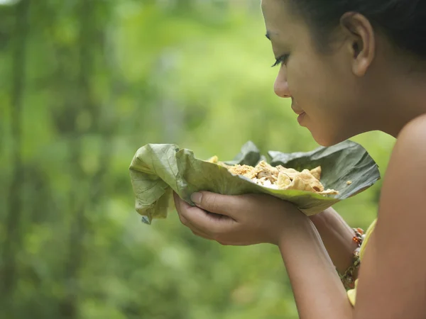 Jovem mulher com sul asiático comida — Fotografia de Stock