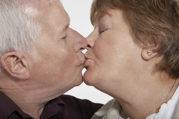 Casal beijo — Fotografia de Stock