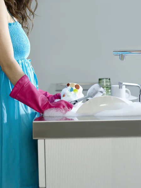 Mulher lavar pratos — Fotografia de Stock