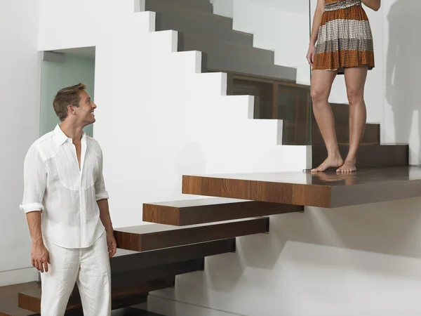 Pareja en escaleras — Foto de Stock