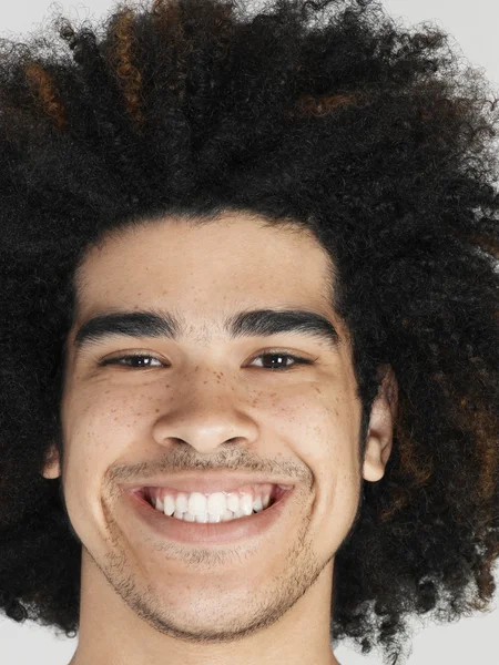 Mann mit Afro-Lächeln — Stockfoto