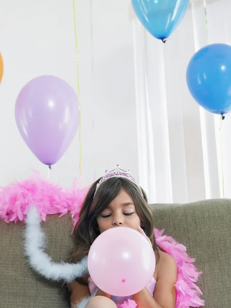 Girl förbereder födelsedag ballonger — Stockfoto