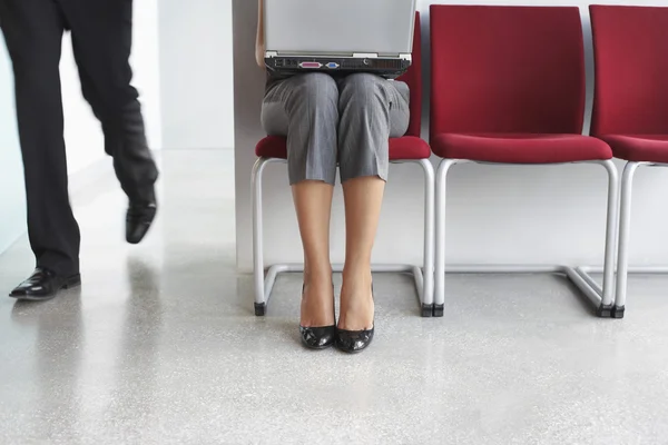 Mann läuft mit Laptop an Frau vorbei — Stockfoto