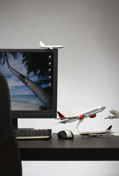 사무실 책상에 장난감 비행기 — 스톡 사진