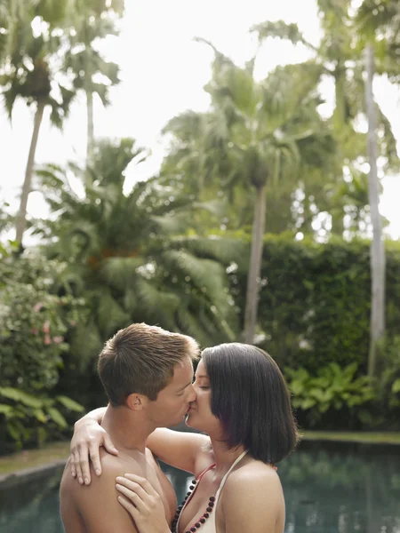 Joven pareja besándose — Foto de Stock