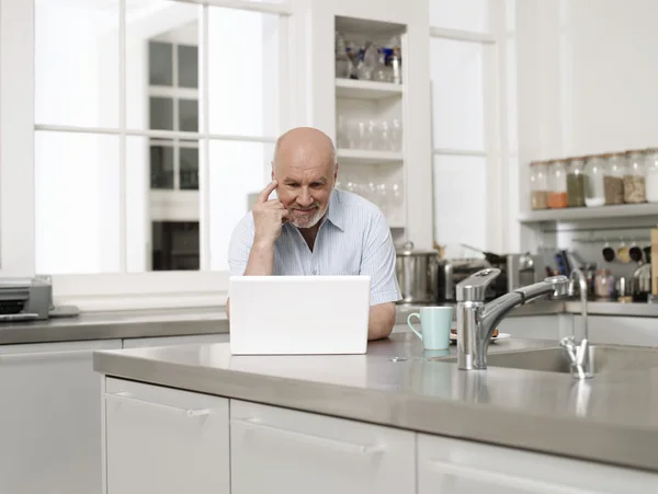 Uomo utilizzando il computer portatile — Foto Stock