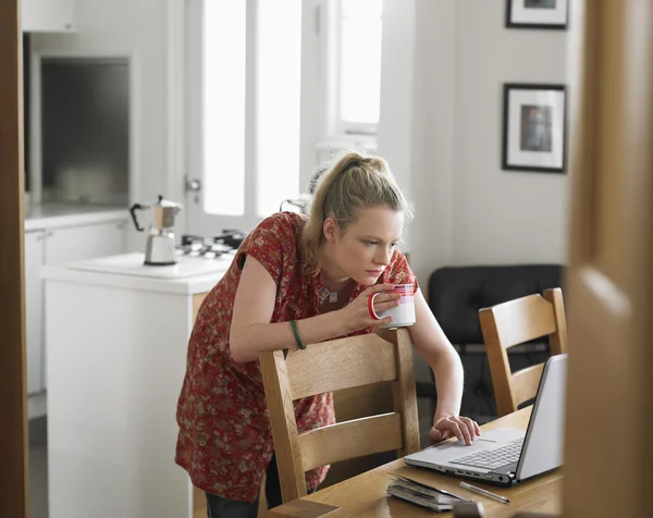 Mulher com laptop na mesa — Fotografia de Stock
