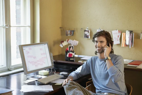 Man Phoning at Desk — Stock Photo, Image