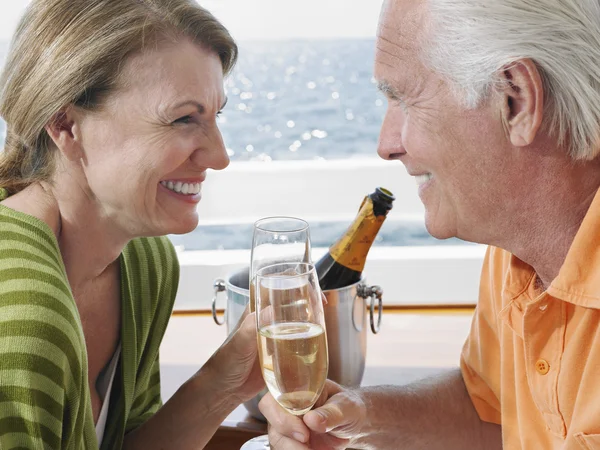 Paar trinkt Champagner — Stockfoto