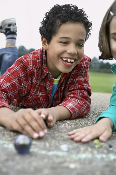 Junge und Mädchen spielen — Stockfoto