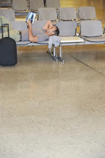 Człowiek na lotnisku czeka na wyjazd — Zdjęcie stockowe