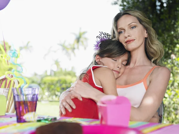 Madre e hija en la mesa — Foto de Stock