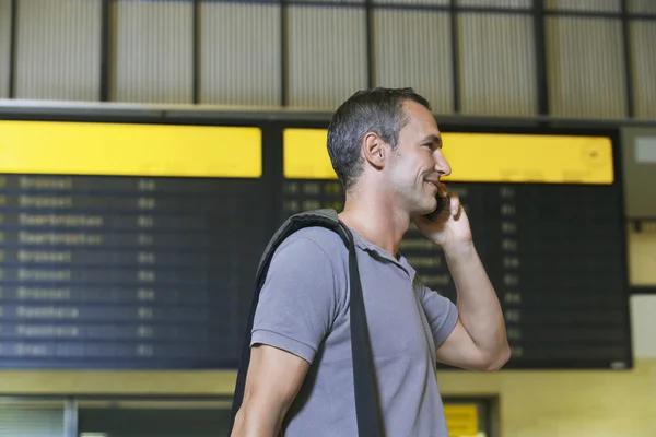 Hombre en el aeropuerto usando el teléfono celular — Foto de Stock