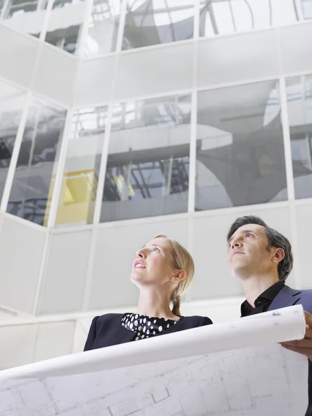 Gente de negocios sosteniendo plano — Foto de Stock