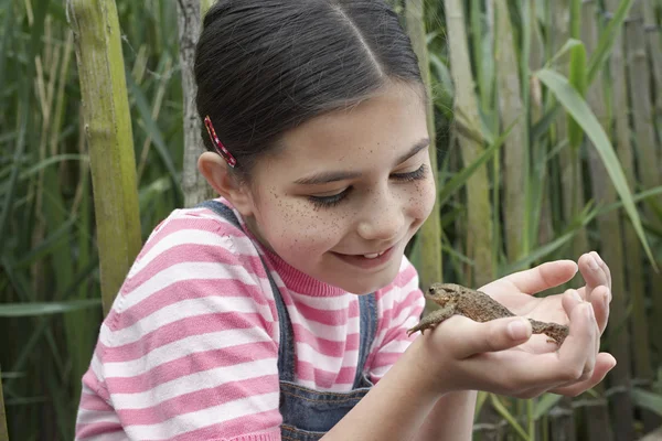 Girl Holding Frog — Stock Photo, Image