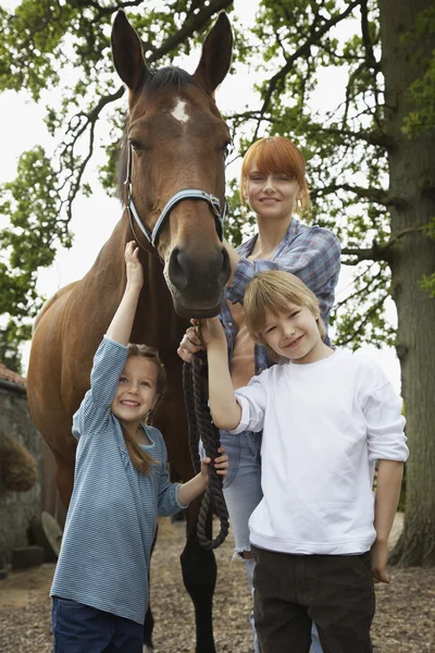 Kinderen aaien paard — Stockfoto