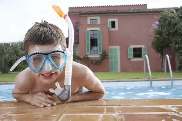 小男孩戴水肺潜水面具 — 图库照片