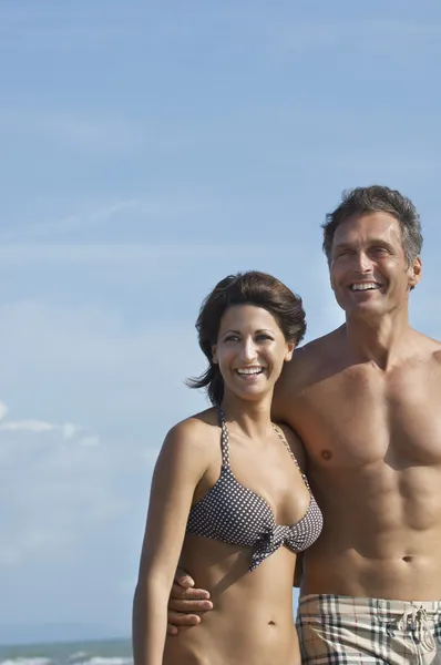 Couple debout sur la plage — Photo