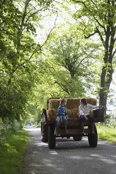 Jungen auf Traktoranhänger — Stockfoto