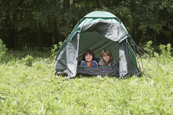 Zwei Freunde liegen im Zelt — Stockfoto