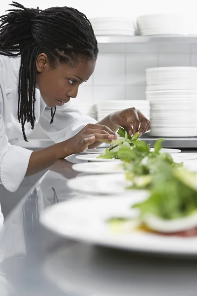 Femme chef préparant la salade — Photo