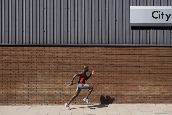 Atleta Sprinting na calçada — Fotografia de Stock