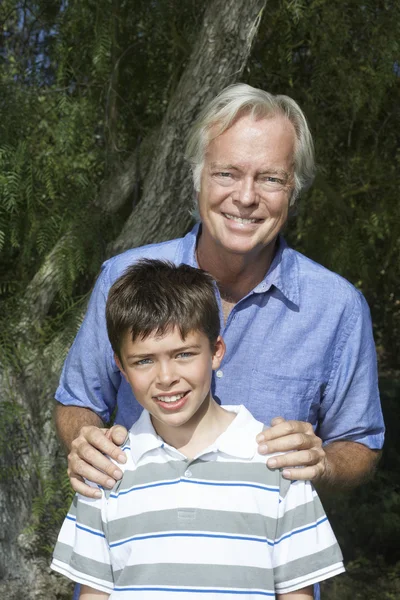 Dědeček s chlapcem s úsměvem — Stock fotografie