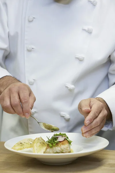 Male chef preparing food — Stock Photo, Image