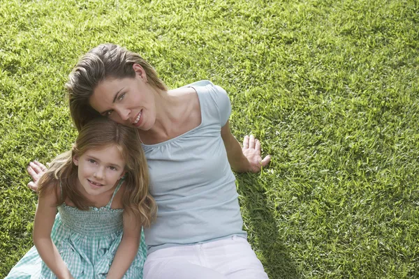 Mãe e filha sentadas — Fotografia de Stock