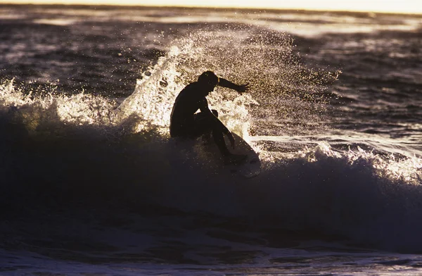 Hombre surf onda silueta — Foto de Stock