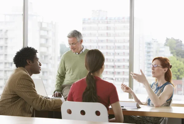 Collega's op kantoor vergadering — Stockfoto