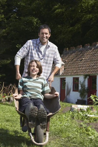 Padre e Figlio in carriola — Foto Stock