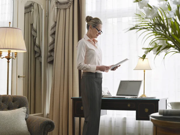 Businesswoman Reading Document — Stock Photo, Image