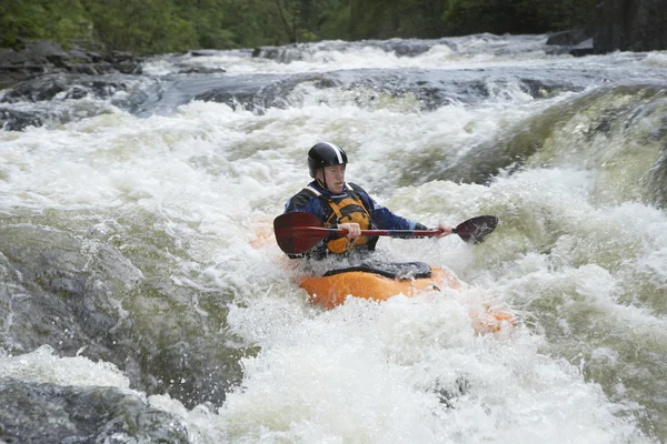 Kayaker em Rapids — Fotografia de Stock