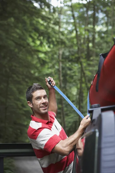 Mann mit Kajak auf Autodach — Stockfoto