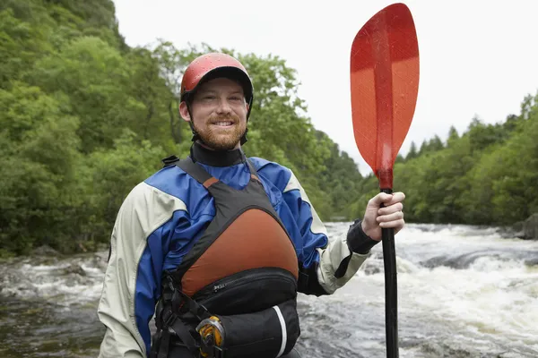 Kayaker áll a folyóparton — Stock Fotó