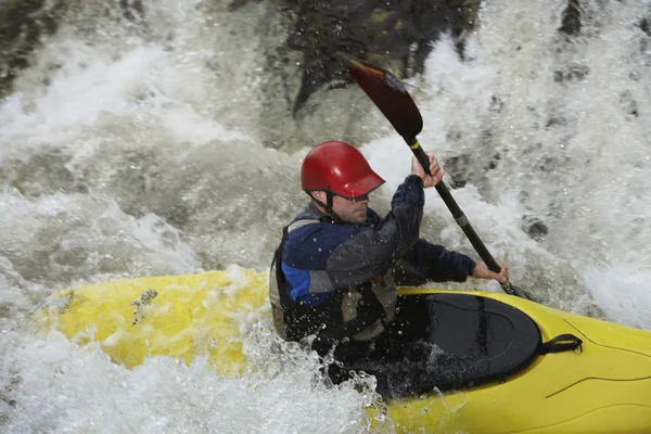 Kayaker dans les rapides — Photo