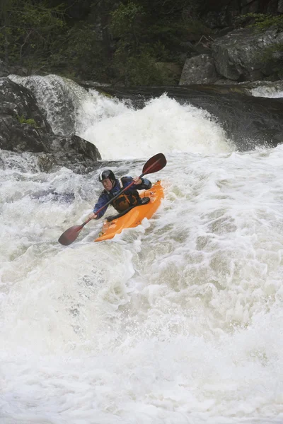 Kayaker em Rapids — Fotografia de Stock