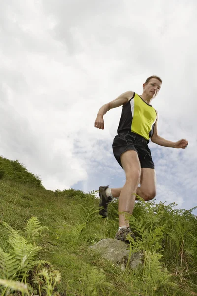 Jogger kör Downhill — Stockfoto