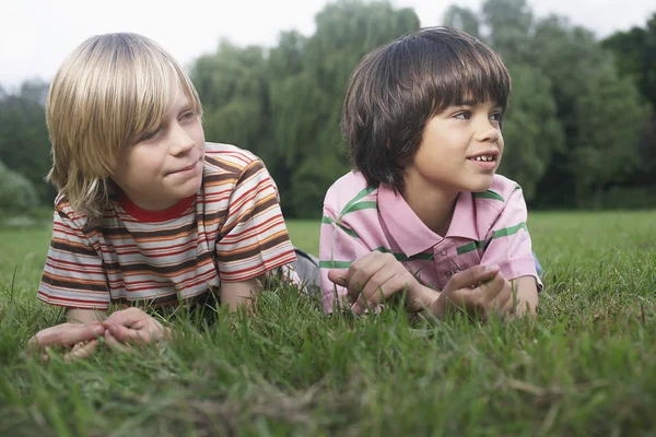 Zwei Freunde auf Wiese liegend — Stockfoto