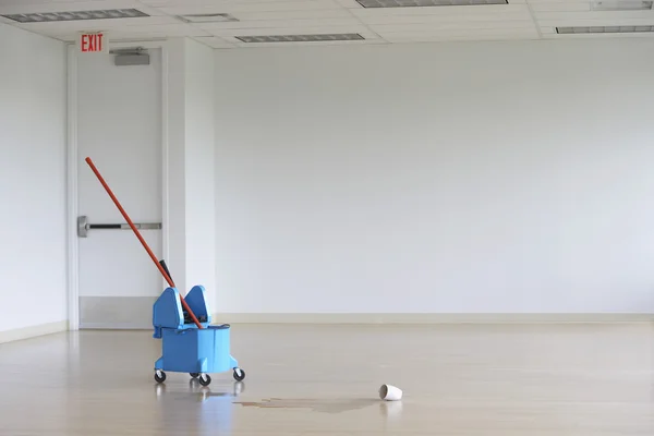 Mop in secchio da tazza di caffè versato — Foto Stock