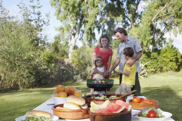 Family grilling — Stock Photo, Image