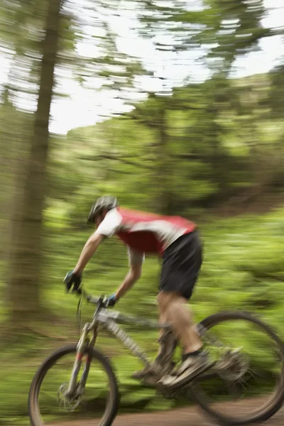 Mountainbiker ダウンヒル サイクリング — ストック写真