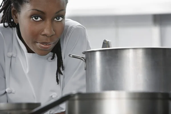 Vrouwelijke chef-kok permanent — Stockfoto