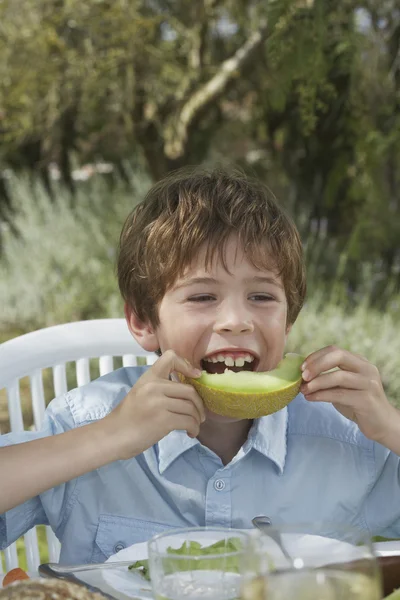 Menino comendo melão — Fotografia de Stock