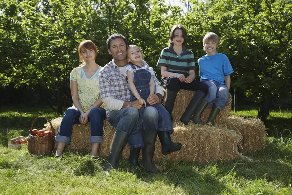 Familie sitzt auf dem Land — Stockfoto