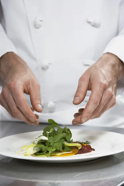 Mužský šéfkuchař připravuje salát — Stock fotografie