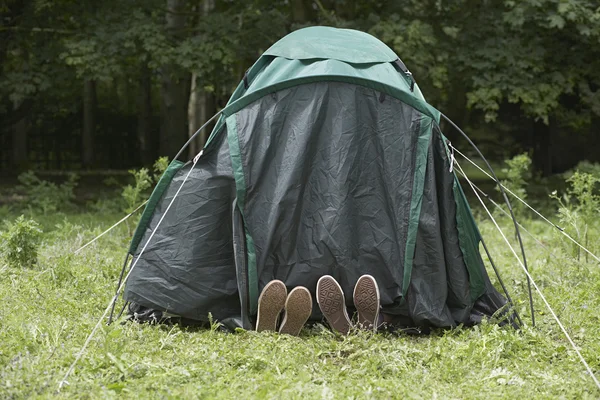 Twee vrienden liggen in tent — Stockfoto