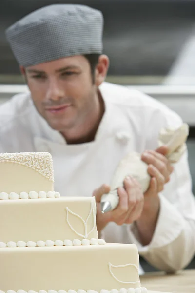 Bolo de casamento de gelo chef — Fotografia de Stock