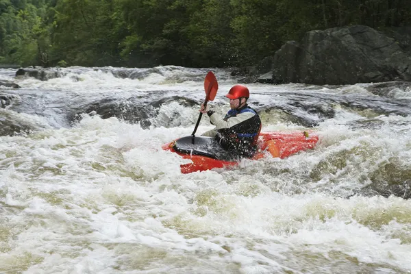 Kayaker em Rapids — Fotografia de Stock